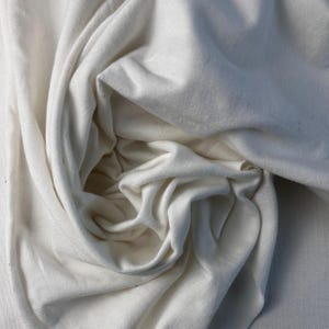 Biały bawełniany dżersej Spandex 10 oz Średnia waga Ekologiczna zrównoważona tkanina cięta na wymiar