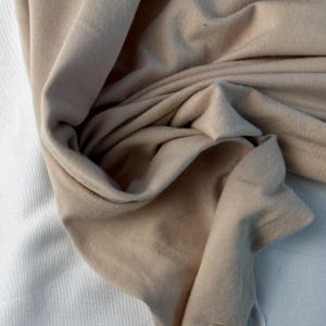 Tan Cotton Jersey Spandex 10 oz Średnia waga Ekologiczna Zrównoważona tkanina cięta na wymiar