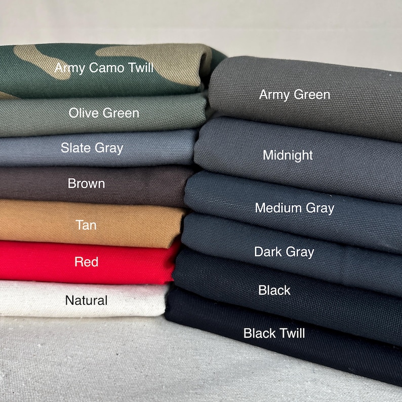 Puede incluir: Una colecci&oacute;n de telas dobladas en varios colores y texturas, etiquetadas con texto que incluye Army Camo Twill, Olive Green, Slate Gray, Brown, Tan, Red, Natural, Army Green, Midnight, Medium Gray, Dark Gray, Black y Black Twill.