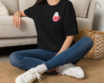Zacht, ademend T-shirt met een handgetekend spookje in een roze mok, een subtiel en eigenzinnig ontwerp voor comfortabele kleding voor elke dag.