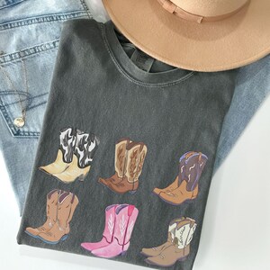 Chemise bottines de cowboy couleurs confort, t-shirt graphique bottines de cowboy, t-shirt graphique western, t-shirt bottines de cow-girl, jolie chemise de cow-girl image 2