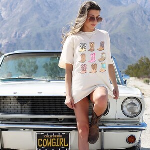 Chemise bottines de cowboy couleurs confort, t-shirt graphique bottines de cowboy, t-shirt graphique western, t-shirt bottines de cow-girl, jolie chemise de cow-girl image 4