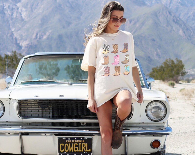 Chemise bottines de cowboy couleurs confort, t-shirt graphique bottines de cowboy, t-shirt graphique western, t-shirt bottines de cow-girl, jolie chemise de cow-girl image 4