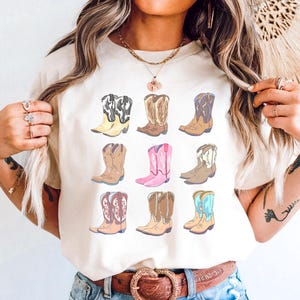 Chemise bottines de cowboy couleurs confort, t-shirt graphique bottines de cowboy, t-shirt graphique western, t-shirt bottines de cow-girl, jolie chemise de cow-girl image 1