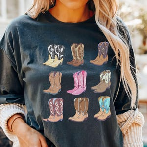 Chemise bottines de cowboy couleurs confort, t-shirt graphique bottines de cowboy, t-shirt graphique western, t-shirt bottines de cow-girl, jolie chemise de cow-girl image 5