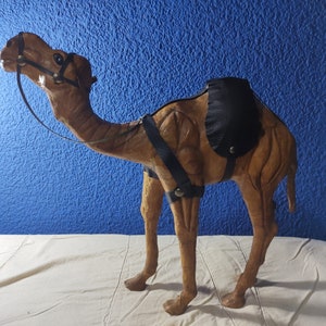 Camello hecho 100% a mano、elaborado de cuero。