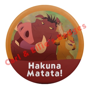 Könnte beinhalten: Runder Button mit Figuren aus Der König der Löwen: Pumbaa, Timon und Simba. Der Button hat einen braunen Rand und einen dunkelroten Bereich mit den Worten "Hakuna Matata!" in Weiß.