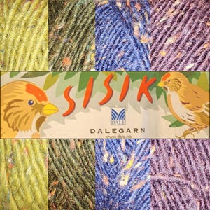 Pode incluir: Quatro novelos de fio Sisik da Dalegarn. O fio é uma mistura de lã e acrílico e vem em quatro cores: amarelo, verde, azul e roxo. O fio é mostrado em close-up, com o rótulo Sisik visível no centro.