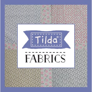 Peut inclure: Image carrée présentant des échantillons de tissus à motifs floraux dans des tons de gris, rose et beige. Le logo "Tilda Fabrics" est affiché au centre dans un encadré blanc avec un liseré bleu.