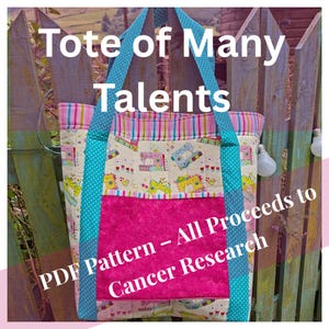 Puede incluir: Un bolso tote hecho a mano con un diseño de patchwork con máquinas de coser y estampados florales. El bolso tiene un bolsillo rosa brillante y correas turquesas con lunares blancos. El texto en el bolso dice "Tote of Many Talents" y "PDF Pattern - All Proceeds to Cancer Research."