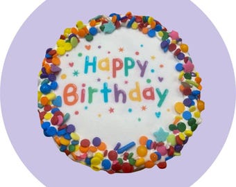 Pastel o cupcake de cumpleaños con forma de perro con chispas multicolores y imagen comestible