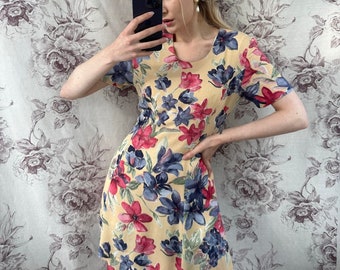 Vintage yellow mini dress with floral print, elegant summer tie back dress with short sleeves