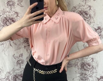 Blusa vintage rosa claro con mangas cortas abullonadas, camisa femenina con cuello de pedrería