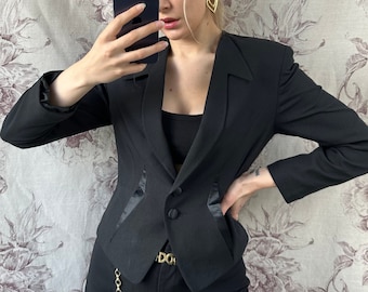 Blazer gotico nero vintage con colletto unico, giacca sartoriale da donna elegante con dettagli in raso