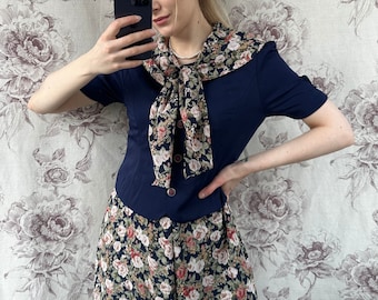 robe bleu marine vintage à imprimé floral rose, élégante robe midi des années 80 avec partie veste attachée, manches courtes et écharpe lavallière