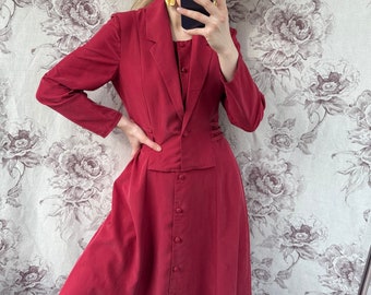 robe longue rouge vintage avec partie de veste attachée sur le dessus, robe boutonnée à manches longues rétro unique des années 70