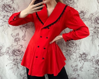 Vintage rode viscose blouse met dubbele rij knopen, elegant damesshirt met pofmouwen