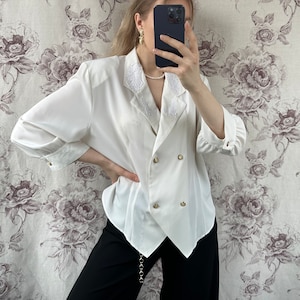 Blusa cruzada blanca crema vintage, camisa femenina con cuello de encaje imagen 1