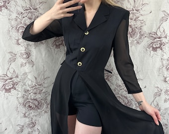 Mono vintage negro con detalles transparentes únicos, top elegante combinado con pantalones cortos.