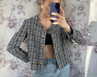 ヴィンテージの黒と白の千鳥格子ブレザー、エレガントで上品な