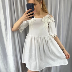 Vintage style white linen summer mini dress, light dress with lace details ad short sleeves