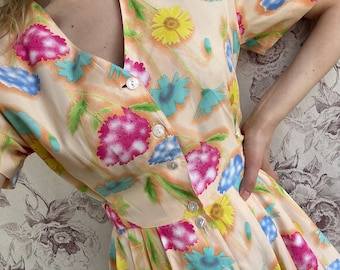 robe orange vintage avec grand imprimé floral multicolore, robe longue boutonnée élégante pour femme à manches courtes