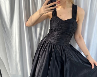 Vintage schwarzes Satinkleid mit Spitzenbesatz, elegantes ärmelloses Midi-Kleid