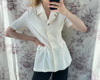 chemisier de type blazer blanc vintage avec manches de chemise et boutons perlés