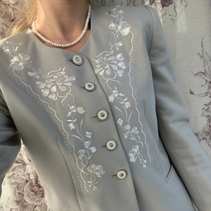 Vintage 70s grey blazer, classy and elegant women&#39;s jacket with floral embroidery