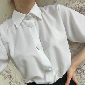 Camisa vintage oversize blanca con botones cuadrados, elegante camisa de mujer de manga corta imagen 1