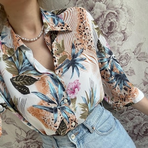 Blusa branca vintage transparente com estampa de selva e mangas curtas, blusa transparente com estampa animal e floral