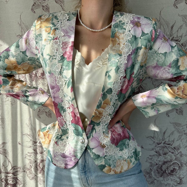 blazer blanc crème vintage avec imprimé floral multicolore, veste féminine avec détails en dentelle