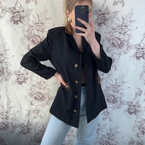 Vintage black jacket with leopard details, elegant women’s animal print blazer
