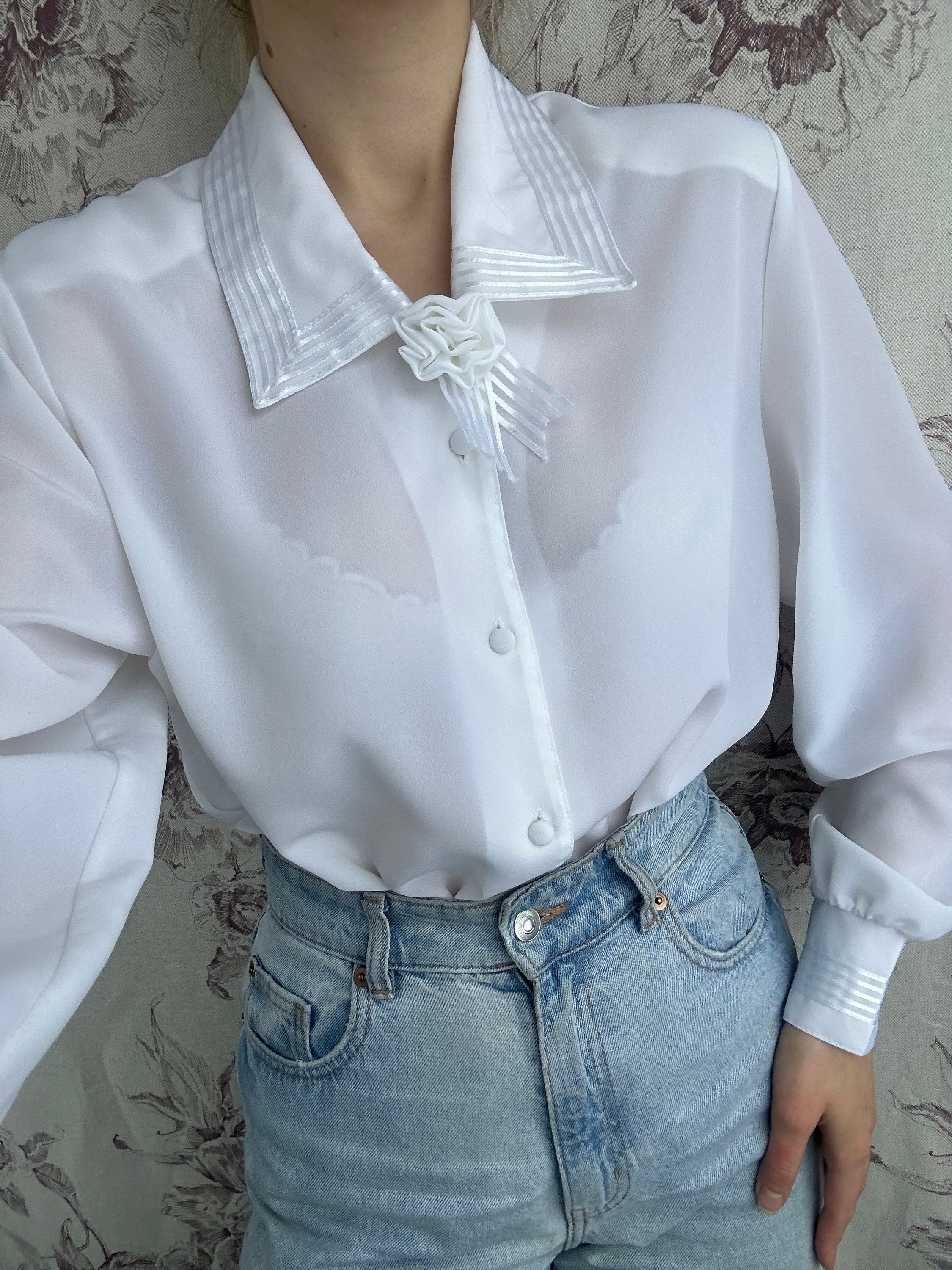 Vintage durchsichtige weiße Bluse mit abnehmbarer Blumenrosenbrosche,  elegantes, transparentes Damenhemd mit satingestreiftem Kragen - Etsy.de