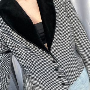 blazer noir et blanc vintage, veste courte pied de poule avec détails en velours image 3