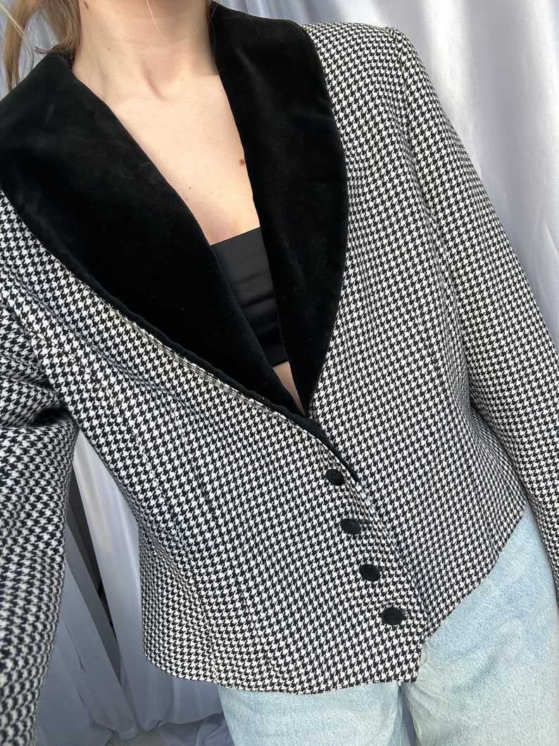 blazer noir et blanc vintage, veste courte pied de poule avec détails en velours image 3