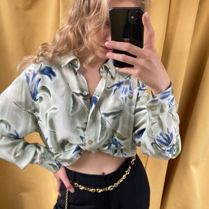 Grön blus med blommig vintagemotiv, överdimensionerad skjorta bild 2