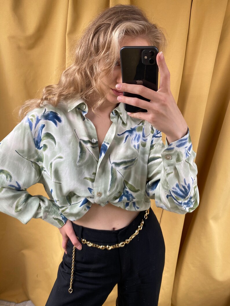 Grön blus med blommig vintagemotiv, överdimensionerad skjorta bild 2