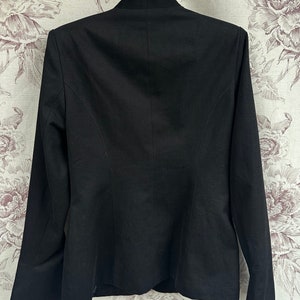 Blazer nero realizzato a mano in stile vintage con maniche a campana, giacca elegante con scollo unico e senza tempo immagine 10