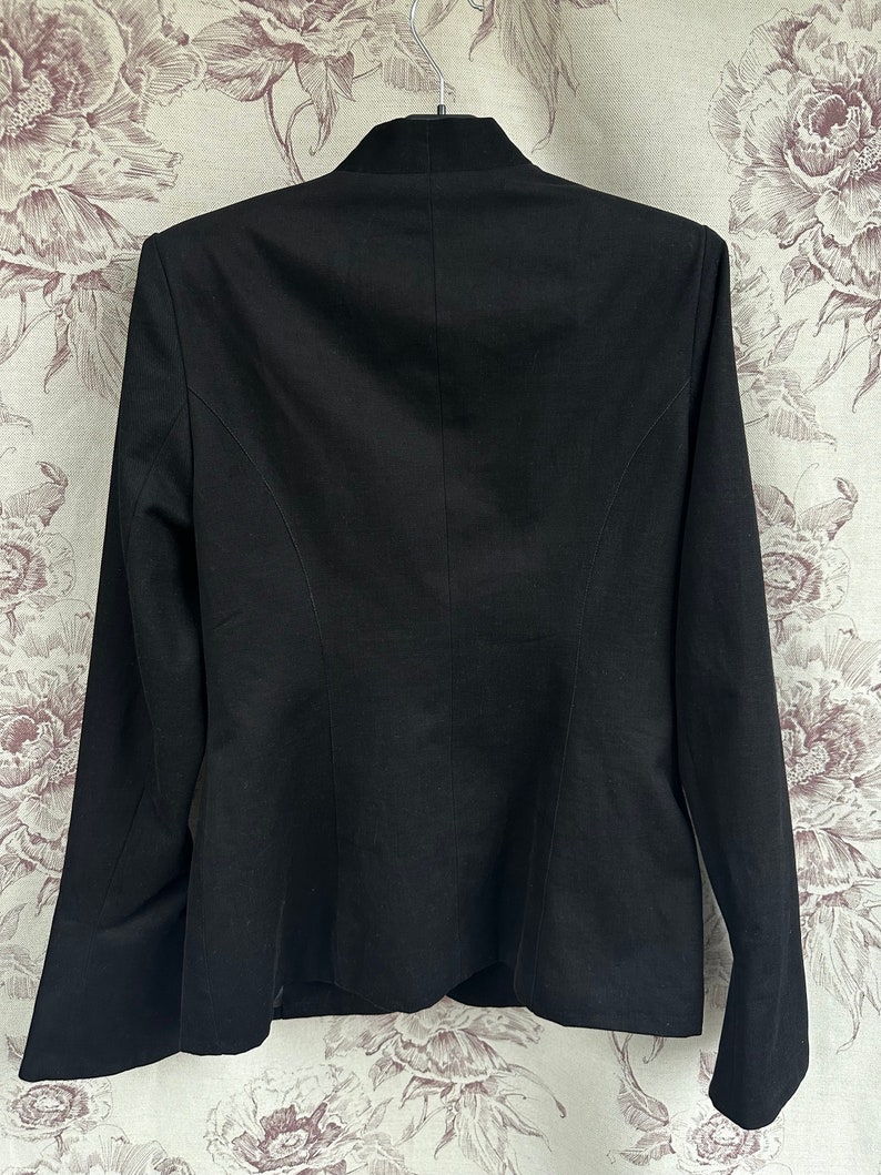 Handgemachter schwarzer Blazer im Vintage-Stil mit Trompetenärmeln, elegante Jacke mit einzigartigem und zeitlosem Ausschnitt Bild 10