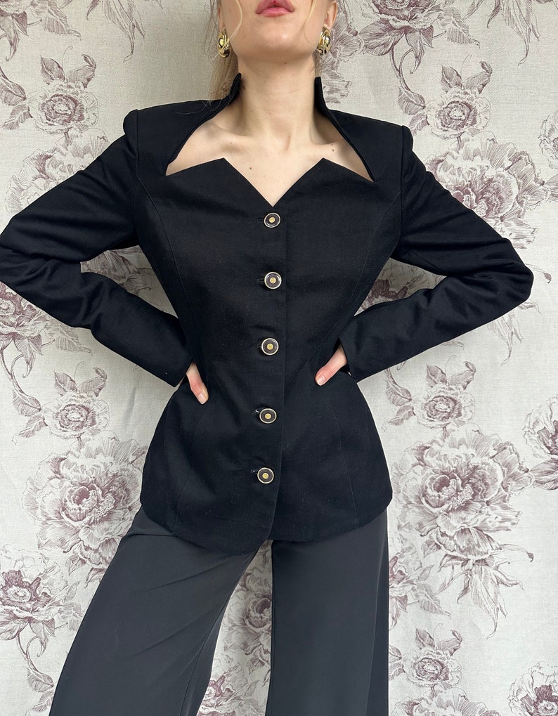 Handgemachter schwarzer Blazer im Vintage-Stil mit Trompetenärmeln, elegante Jacke mit einzigartigem und zeitlosem Ausschnitt Bild 1