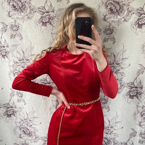 Minivestido vintage de terciopelo rojo con mangas largas