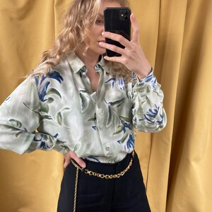 Grön blus med blommig vintagemotiv, överdimensionerad skjorta bild 4