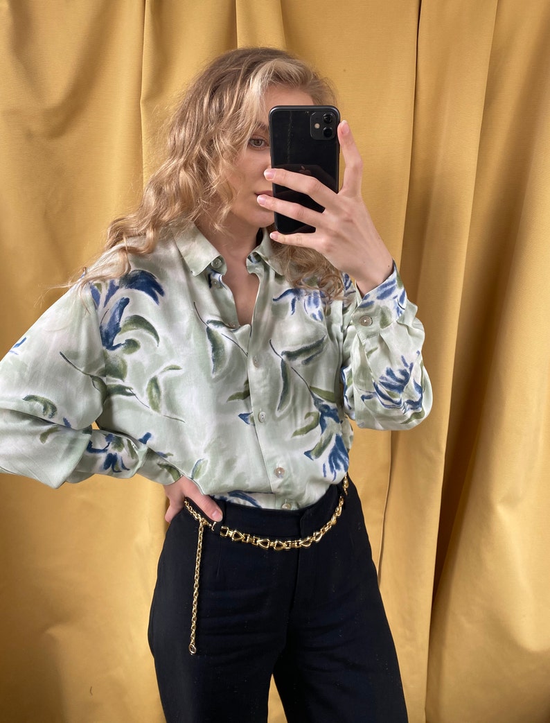 Grön blus med blommig vintagemotiv, överdimensionerad skjorta bild 4