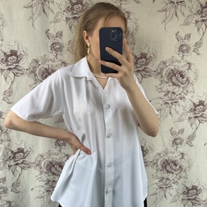 Camisa vintage oversize blanca con botones cuadrados, elegante camisa de mujer de manga corta imagen 6