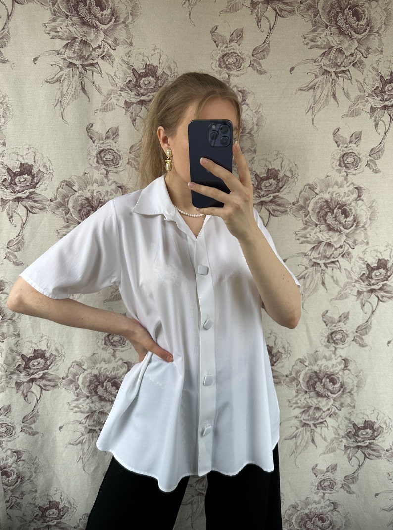 Camisa vintage oversize blanca con botones cuadrados, elegante camisa de mujer de manga corta imagen 6