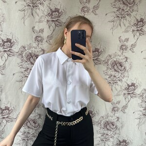 Camisa vintage oversize blanca con botones cuadrados, elegante camisa de mujer de manga corta imagen 3