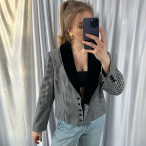 blazer noir et blanc vintage, veste courte pied de poule avec détails en velours image 6