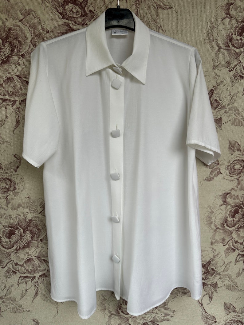 Camisa vintage oversize blanca con botones cuadrados, elegante camisa de mujer de manga corta imagen 7