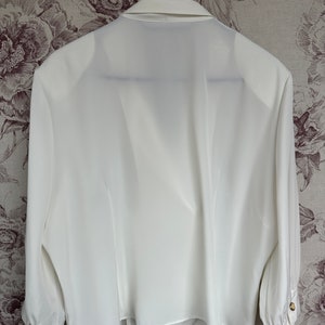 Blusa cruzada blanca crema vintage, camisa femenina con cuello de encaje imagen 10